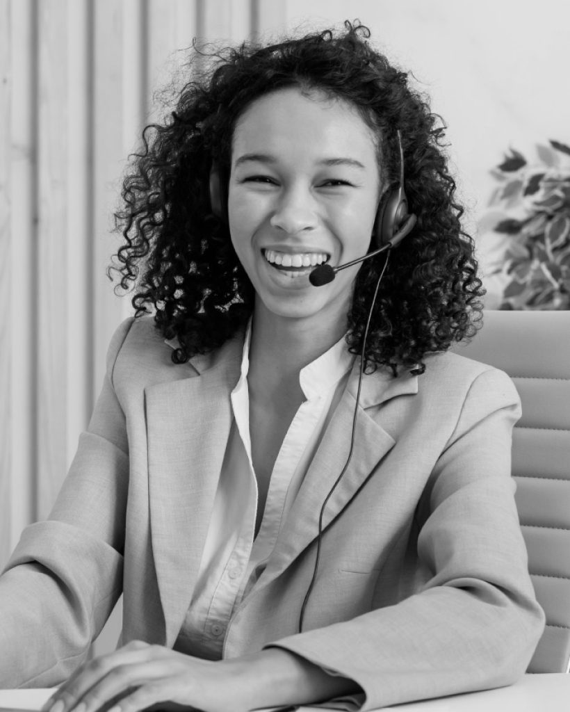 businesswoman-sitting-at-computer-desk-in-the-offi-5XBQYHH.jpg